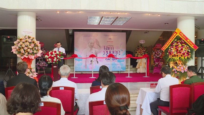 Khai mạc triển lãm “Những tấm gương bình dị mà cao quý” - Ảnh 2.