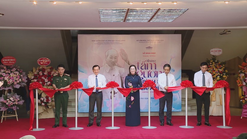 Khai mạc triển lãm “Những tấm gương bình dị mà cao quý” - Ảnh 1.