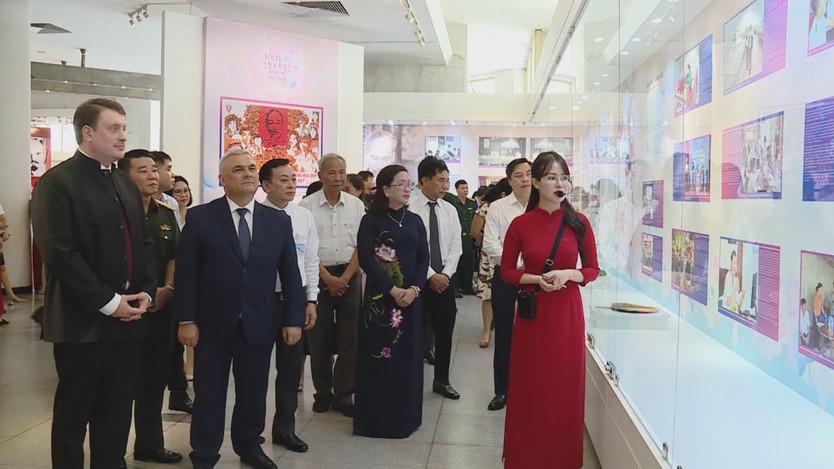 Khai mạc triển lãm “Những tấm gương bình dị mà cao quý” - Ảnh 4.