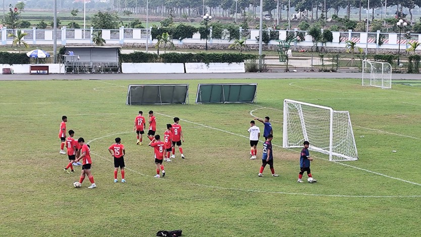 Ước mơ sân cỏ HTV Cup: Khi con biết đứng dậy - Ảnh 1.