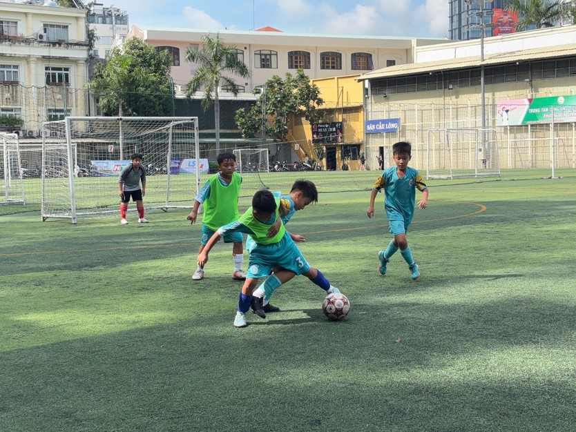 Ước mơ sân cỏ HTV Cup: Khi con biết đứng dậy - Ảnh 4.