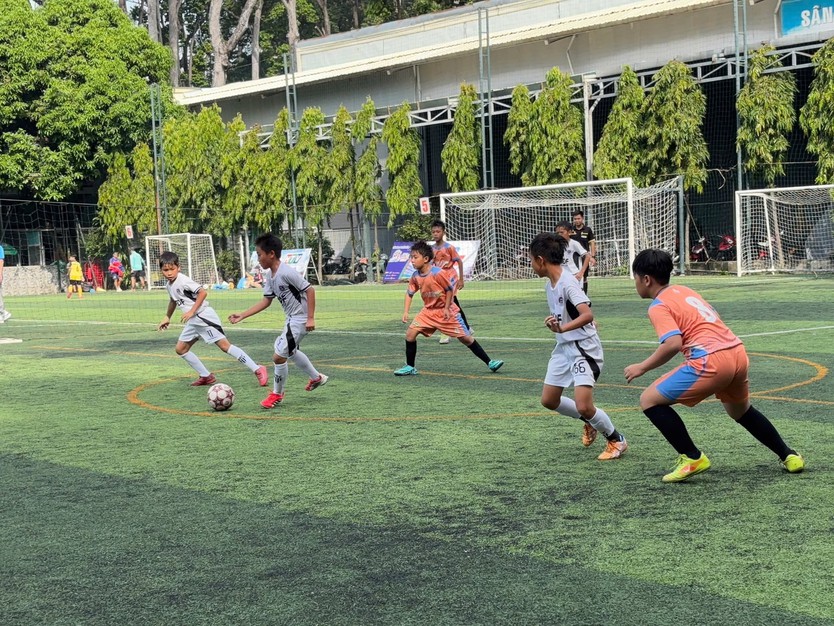 Ước mơ sân cỏ HTV Cup: Khi con biết đứng dậy - Ảnh 3.