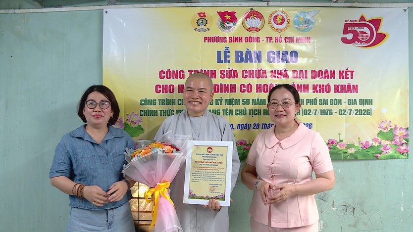 Phường Bình Đông bàn giao nhà Đại đoàn kết, chăm lo hộ dân khó khăn - Ảnh 3.
