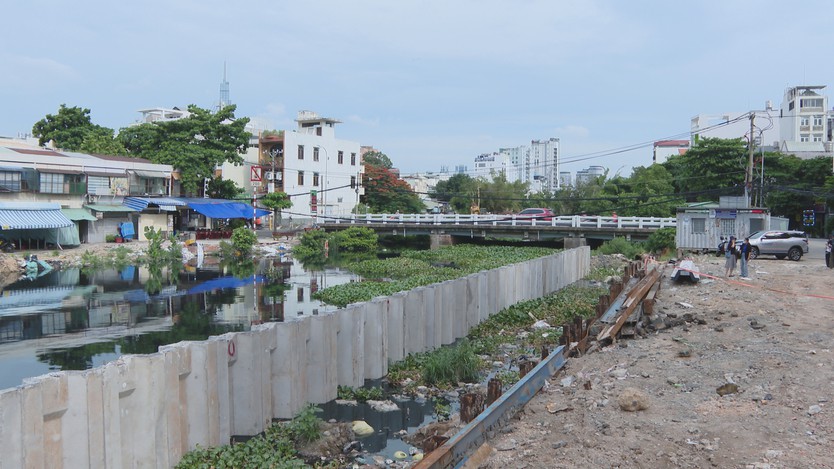 TP. Hồ Chí Minh quyết tâm di dời 40.000 căn nhà ven kênh rạch đến năm 2030 - Ảnh 2.
