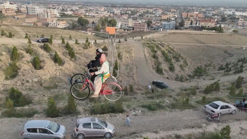 Afghanistan: Đạp xe trên không ngắm cảnh thành phố - Ảnh 3.