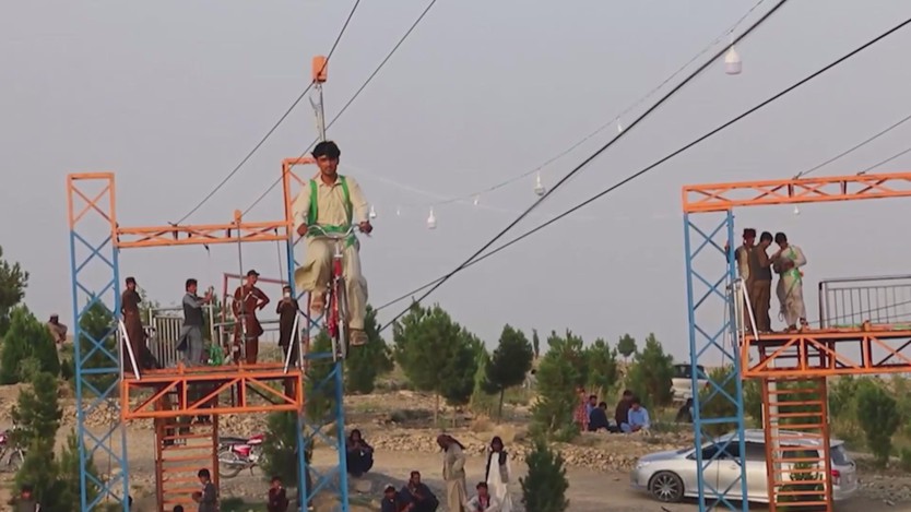 Afghanistan: Đạp xe trên không ngắm cảnh thành phố - Ảnh 2.