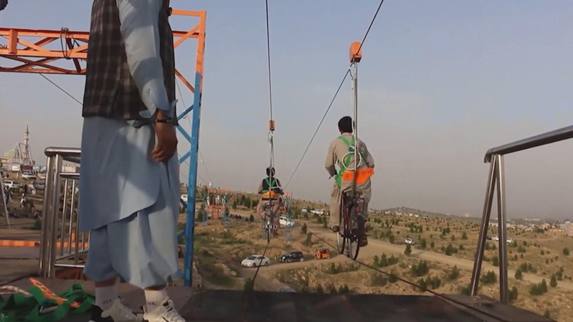 Afghanistan: Đạp xe trên không ngắm cảnh thành phố - Ảnh 1.