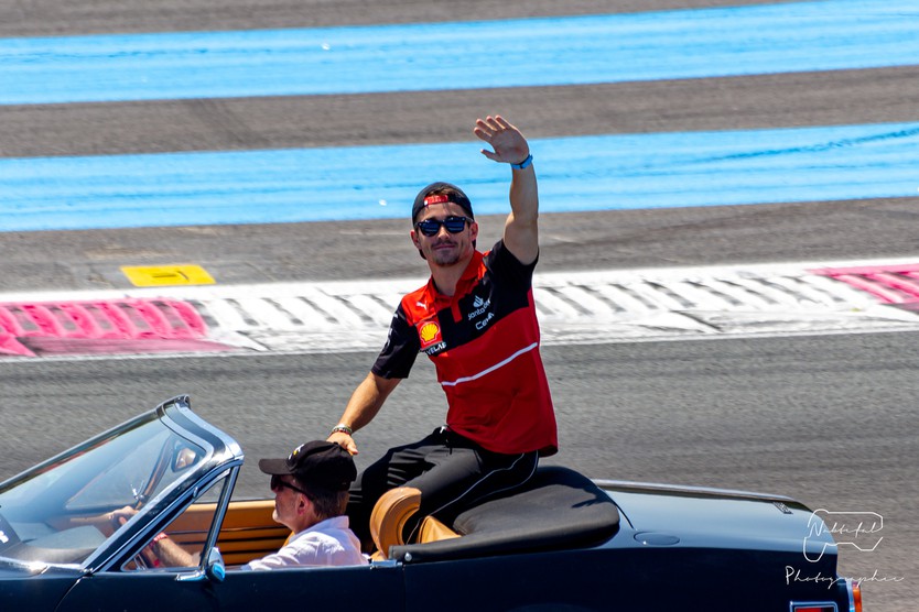 Charles Leclerc tiếp tục gắn bó với Ferrari - Ảnh 1.