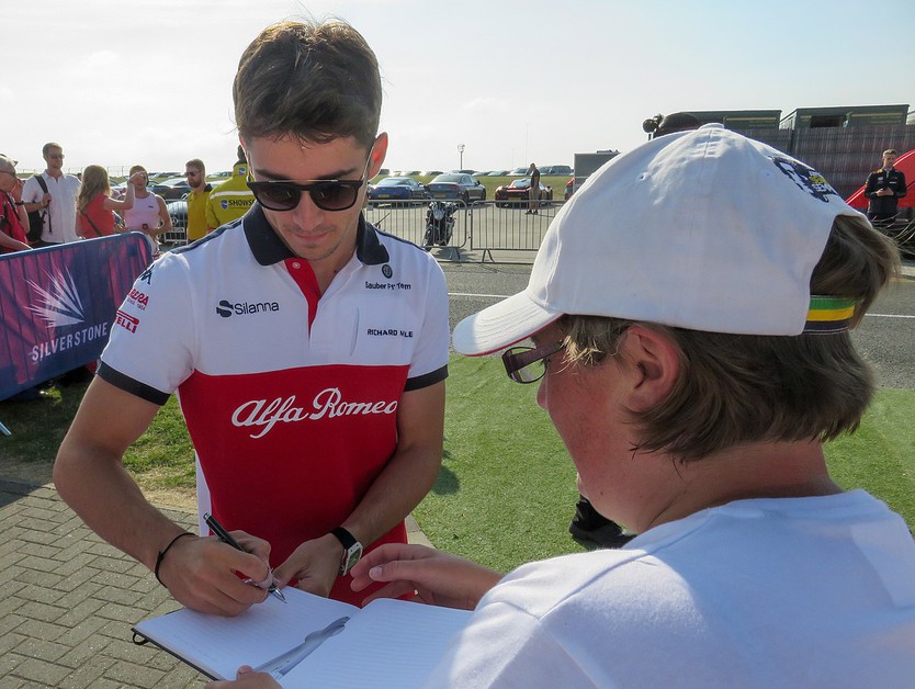 Charles Leclerc tiếp tục gắn bó với Ferrari - Ảnh 8.
