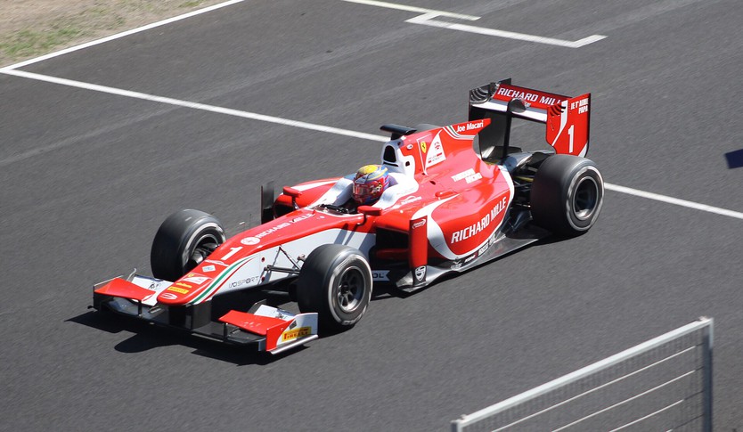 Charles Leclerc tiếp tục gắn bó với Ferrari - Ảnh 2.