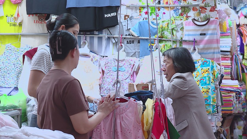 Chuyên gia đề xuất nâng ngưỡng miễn thuế lên 2 tỷ đồng đối với ngành bán lẻ - Ảnh 2.