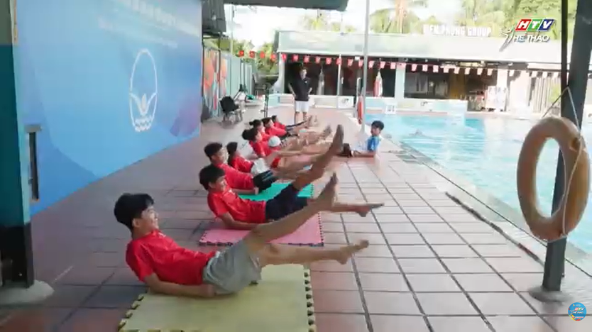 Hồ bơi kín lịch đầu hè, trẻ em học bơi phòng chống đuối nước- Ảnh 1.