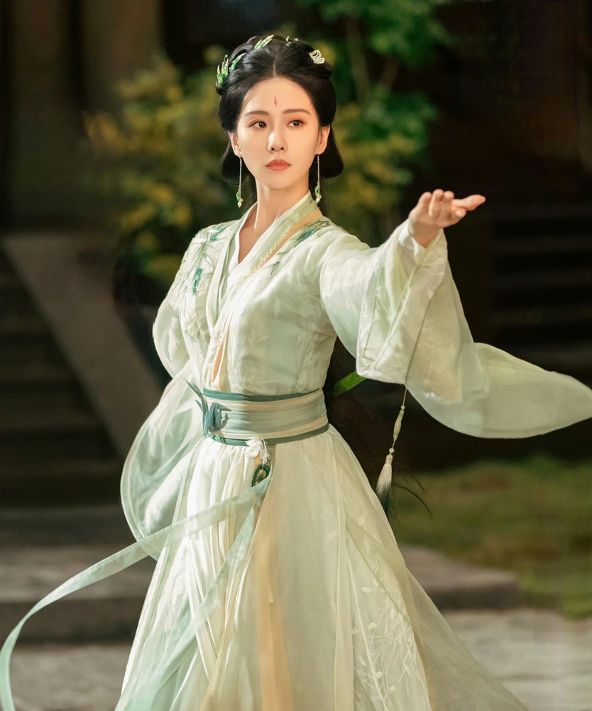 Lưu Diệc Phi xung đột với Lưu Thi Thi vì tranh chấp hợp đồng mỹ phẩm? - Ảnh 2.
