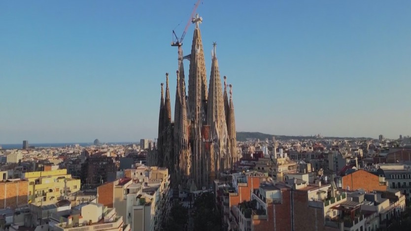 Lego tung bộ lắp ghép mô phỏng nhà thờ Sagrada Familia - Ảnh 1.
