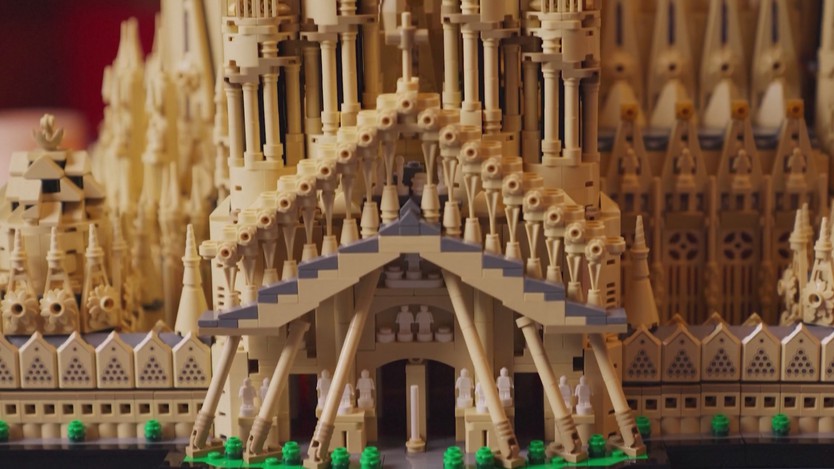 Lego tung bộ lắp ghép mô phỏng nhà thờ Sagrada Familia - Ảnh 2.