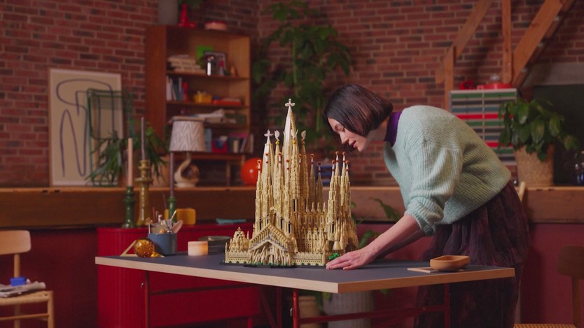 Lego tung bộ lắp ghép mô phỏng nhà thờ Sagrada Familia - Ảnh 3.