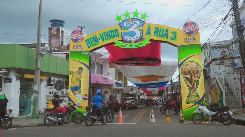 Thành phố giữa rừng nhiệt đới rực rỡ chào đón World Cup - Ảnh 4.