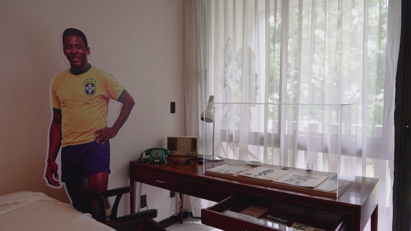 Trưng bày kỷ vật về huyền thoại Pele trước thềm World Cup - Ảnh 3.