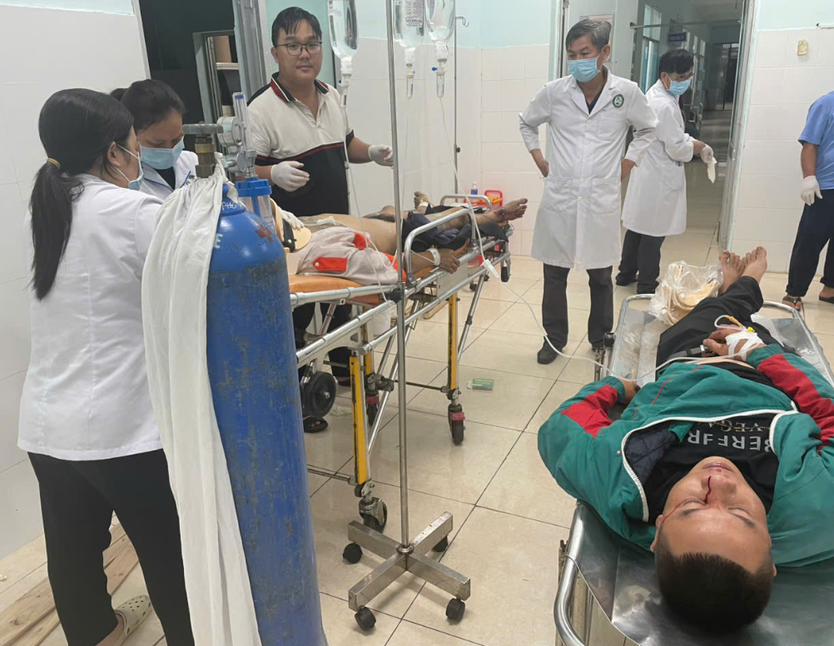 Xe giường nằm bị nạn lúc rạng sáng trên cao tốc Phan Thiết - Dầu Giây- Ảnh 1.