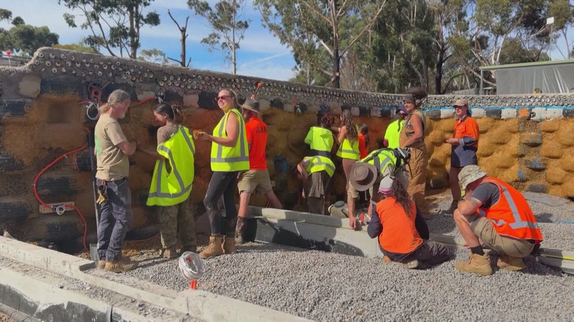 Earthship - Nhà sinh thái chống cháy rừng hiệu quả ở Australia- Ảnh 3.