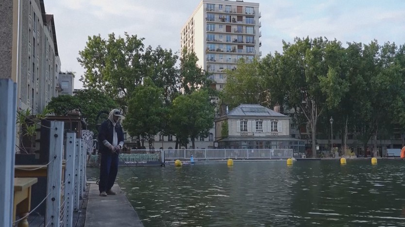 Giới trẻ Paris đổ xô đi “câu cá đường phố”- Ảnh 1.