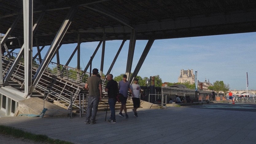 Giới trẻ Paris đổ xô đi “câu cá đường phố”- Ảnh 4.