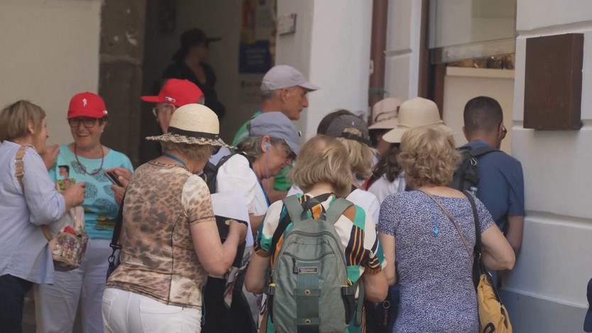 Italia: Bờ biển Amalfi quá tải vì làn sóng “check-in chớp nhoáng”- Ảnh 2.