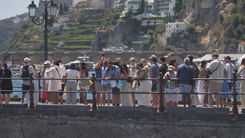 Italia: Bờ biển Amalfi quá tải vì làn sóng “check-in chớp nhoáng”- Ảnh 3.