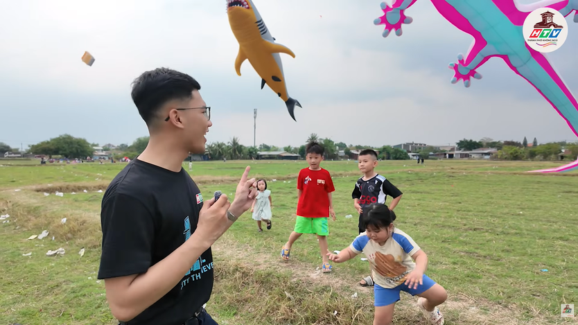 Ấn tượng diều khổng lồ ở cánh đồng Bà Canh, Hóc Môn - Ảnh 1.