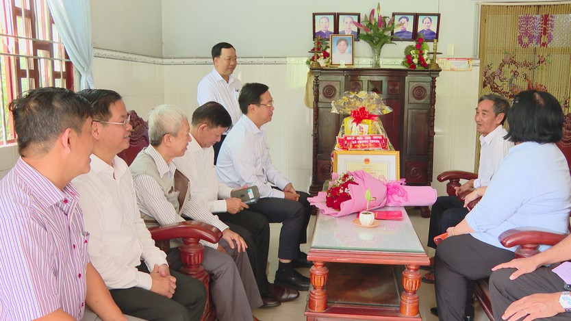 Lãnh đạo TP. Hồ Chí Minh thăm, chúc thọ người cao tuổi tiêu biểu nhân kỷ niệm 85 năm Ngày Người cao tuổi Việt Nam - Ảnh 1.