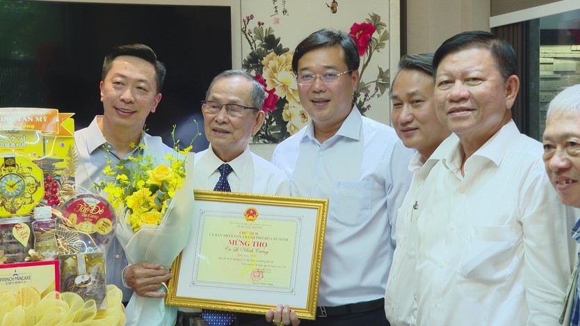Lãnh đạo TP. Hồ Chí Minh thăm, chúc thọ người cao tuổi tiêu biểu nhân kỷ niệm 85 năm Ngày Người cao tuổi Việt Nam - Ảnh 3.