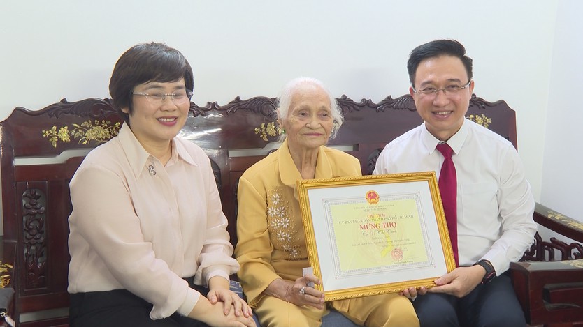 Lãnh đạo TP. Hồ Chí Minh thăm, chúc thọ Mẹ Việt Nam Anh hùng Võ Thị Tuội - Ảnh 2.