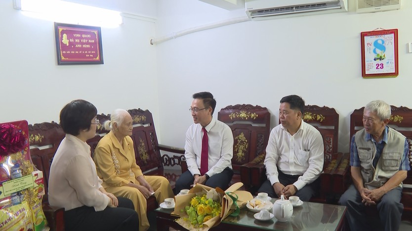 Lãnh đạo TP. Hồ Chí Minh thăm, chúc thọ Mẹ Việt Nam Anh hùng Võ Thị Tuội - Ảnh 3.