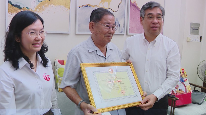 Lãnh đạo Ủy ban MTTQ Việt Nam TP. Hồ Chí Minh thăm, chúc thọ người cao tuổi tiêu biểu - Ảnh 2.