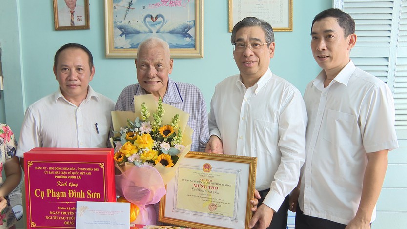 Lãnh đạo Ủy ban MTTQ Việt Nam TP. Hồ Chí Minh thăm, chúc thọ người cao tuổi tiêu biểu - Ảnh 3.