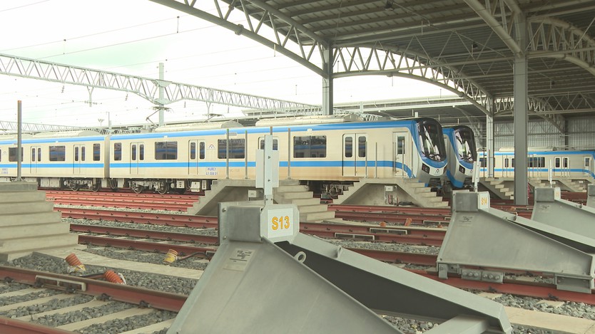 Công việc thầm lặng phía sau những đoàn tàu metro số 1 luôn sạch đẹp, an toàn - Ảnh 1.