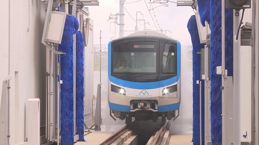 Công việc thầm lặng phía sau những đoàn tàu metro số 1 luôn sạch đẹp, an toàn - Ảnh 2.