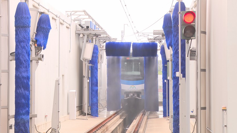 Công việc thầm lặng phía sau những đoàn tàu metro số 1 luôn sạch đẹp, an toàn - Ảnh 4.