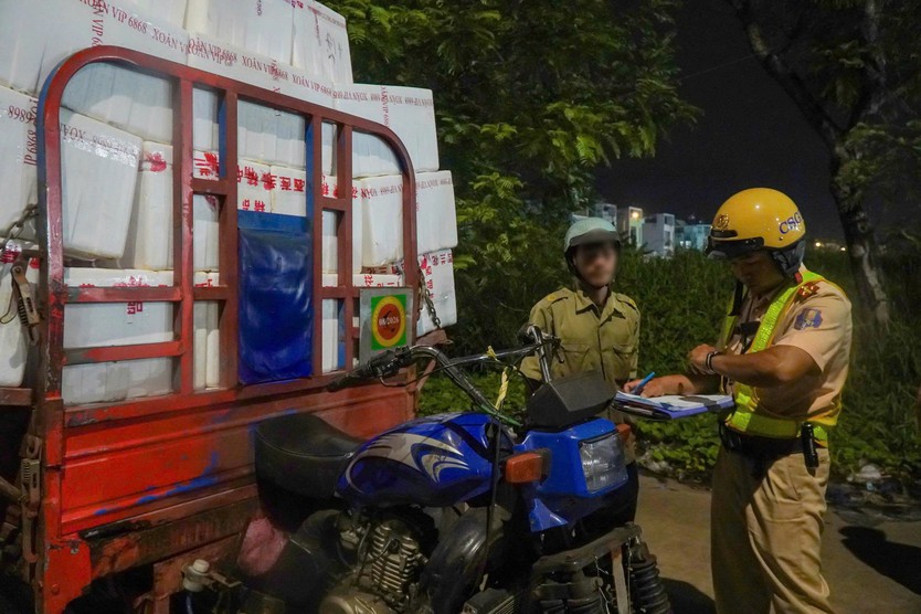 Cảnh sát giao thông, công an TP. Hồ Chí Minh xuyên đêm "làm sạch" địa bàn chợ đầu mối Bình Điền - Ảnh 3.
