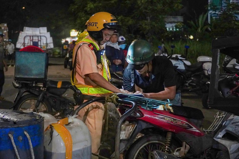 Cảnh sát giao thông, công an TP. Hồ Chí Minh xuyên đêm "làm sạch" địa bàn chợ đầu mối Bình Điền - Ảnh 2.