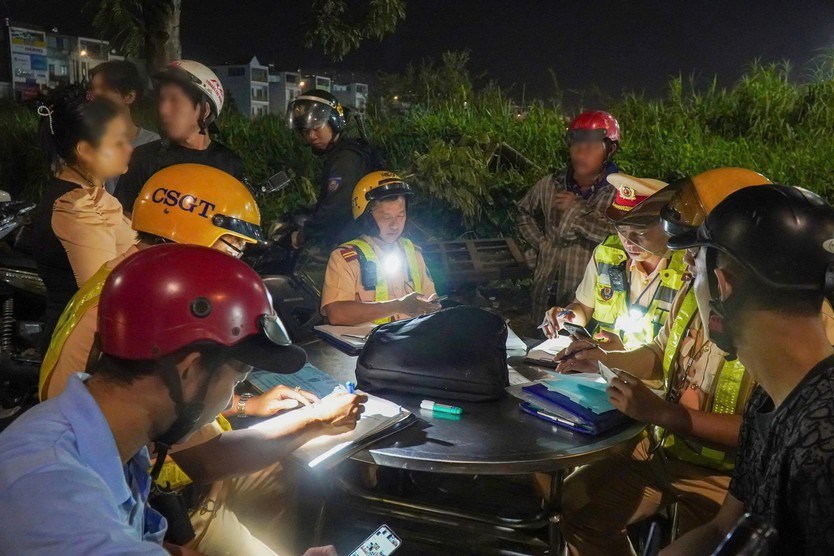 Cảnh sát giao thông, công an TP. Hồ Chí Minh xuyên đêm "làm sạch" địa bàn chợ đầu mối Bình Điền - Ảnh 4.