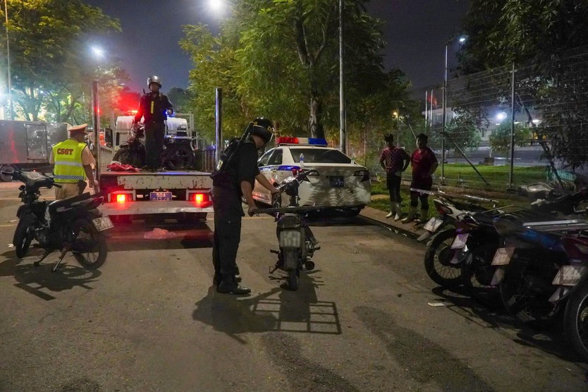 Cảnh sát giao thông, công an TP. Hồ Chí Minh xuyên đêm "làm sạch" địa bàn chợ đầu mối Bình Điền - Ảnh 5.