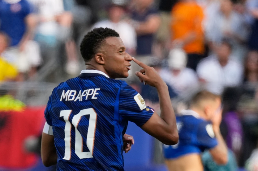Pháp thắng đậm, Mbappé cân bằng kỷ lục của Messi - Ảnh 1.