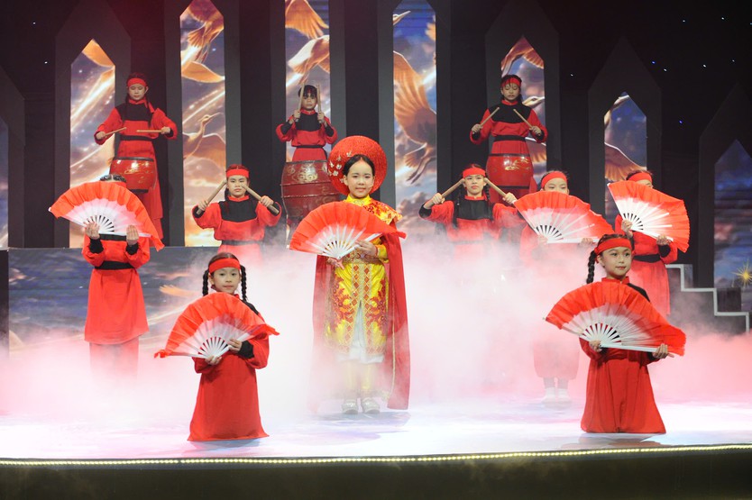 Sao nhí Helen Vũ vừa diễn xuất, vừa hát ca trong Vườn Âm Nhạc – Dậy sóng Bạch Đằng Giang - Ảnh 11.