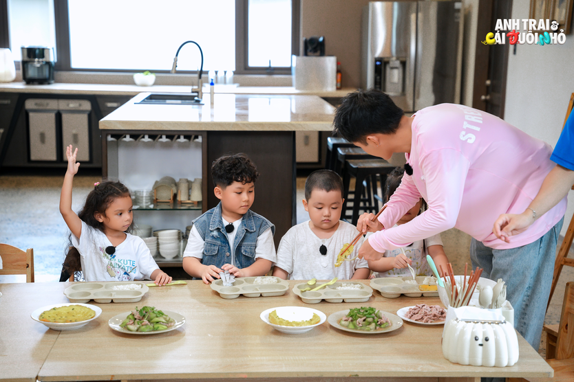 Ngày đầu tự lập của đại gia đình Anh trai và Cái đuôi nhỏ - Ảnh 1.