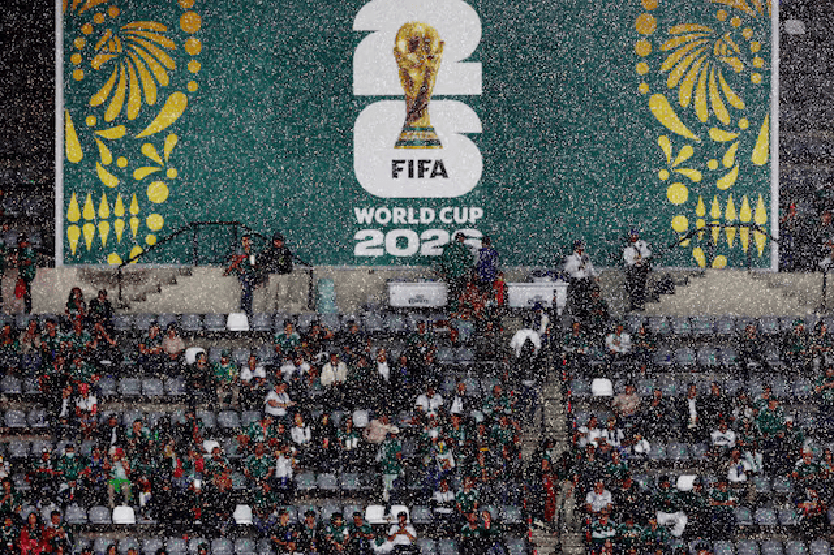 Trận Mexico - Ecuador hoãn vì giông bão - Ảnh 1.