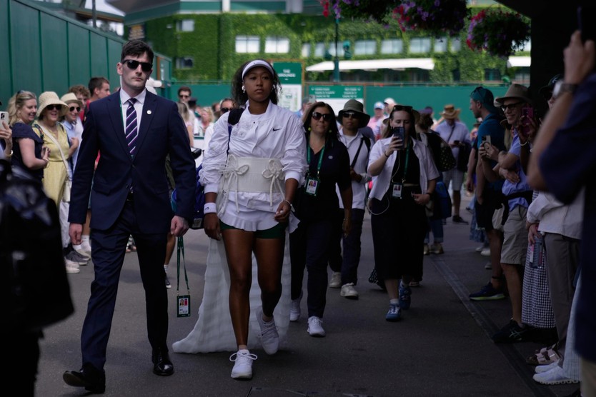 Naomi Osaka gây chú ý với trang phục mới, tiến vào vòng 3 Wimbledon - Ảnh 1.