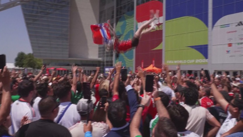 Cổ động viên Na Uy "chèo thuyền" ăn mừng tuyển lọt vào vòng 16 đội World Cup - Ảnh 3.
