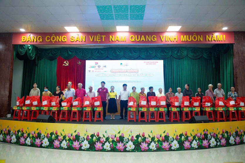 Sôi nổi Chiến dịch tình nguyện hè 2026: Hàng trăm phần quà ý nghĩa trao tay người dân - Ảnh 8.
