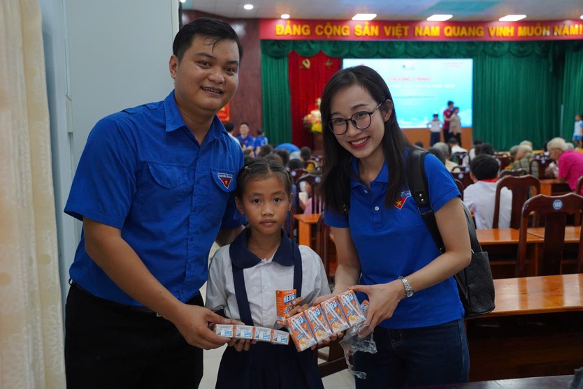 Sôi nổi Chiến dịch tình nguyện hè 2026: Hàng trăm phần quà ý nghĩa trao tay người dân - Ảnh 6.